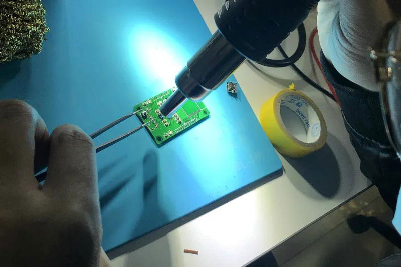 熱風(fēng)槍是修手機(jī)，焊接微小電子元件的神器